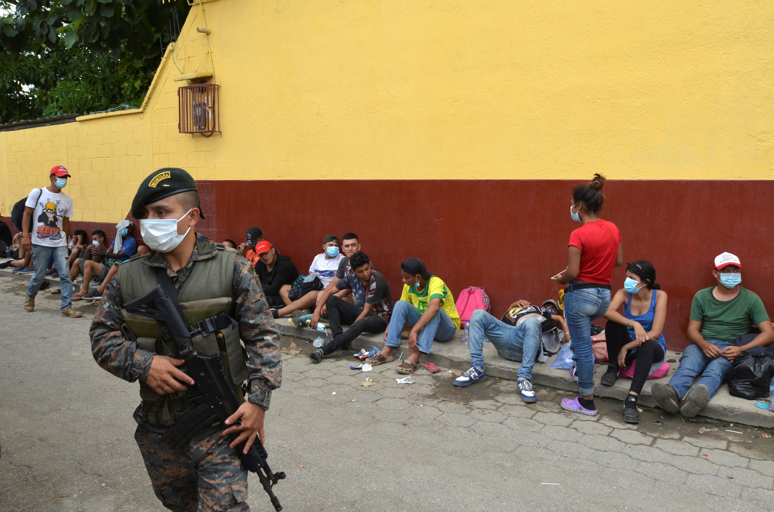 Policía de Guatemala frena a caravana migrante antes de su llegada a México