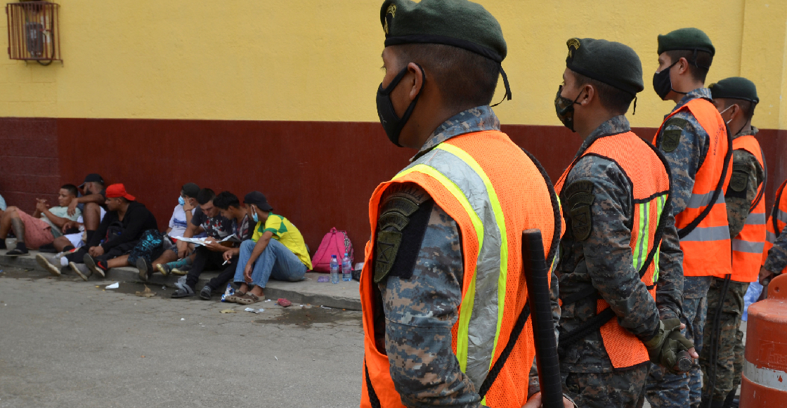 Policía de Guatemala frena a caravana migrante antes de su llegada a México