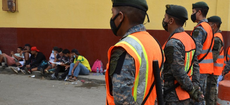 Policía de Guatemala frena a caravana migrante antes de su llegada a México