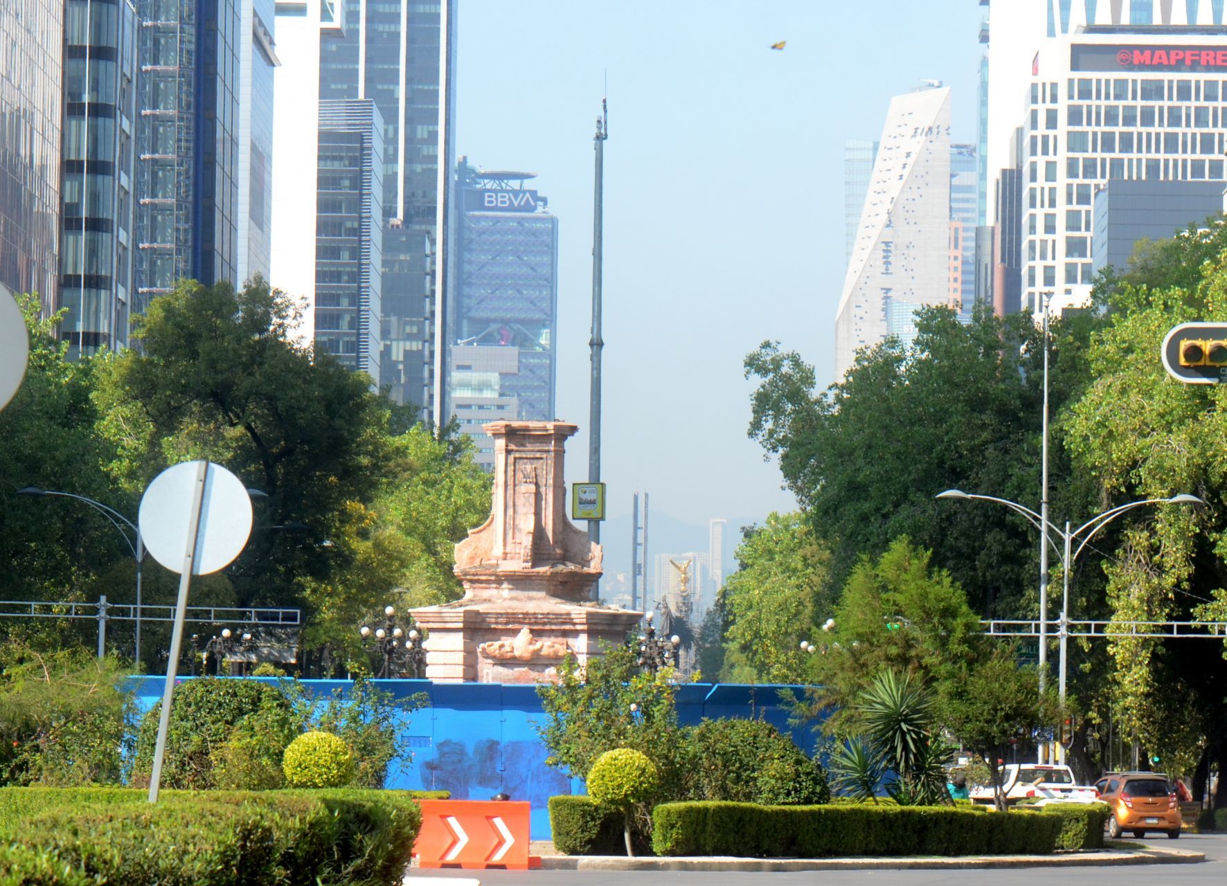 Retiran estatua de Cristóbal Colón en Paseo de la Reforma a unos días del 12 de octubre