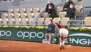 ¡Una limpia! Djokovic volvió a golpear a un juez de línea... pero ahora no lo descalificaron