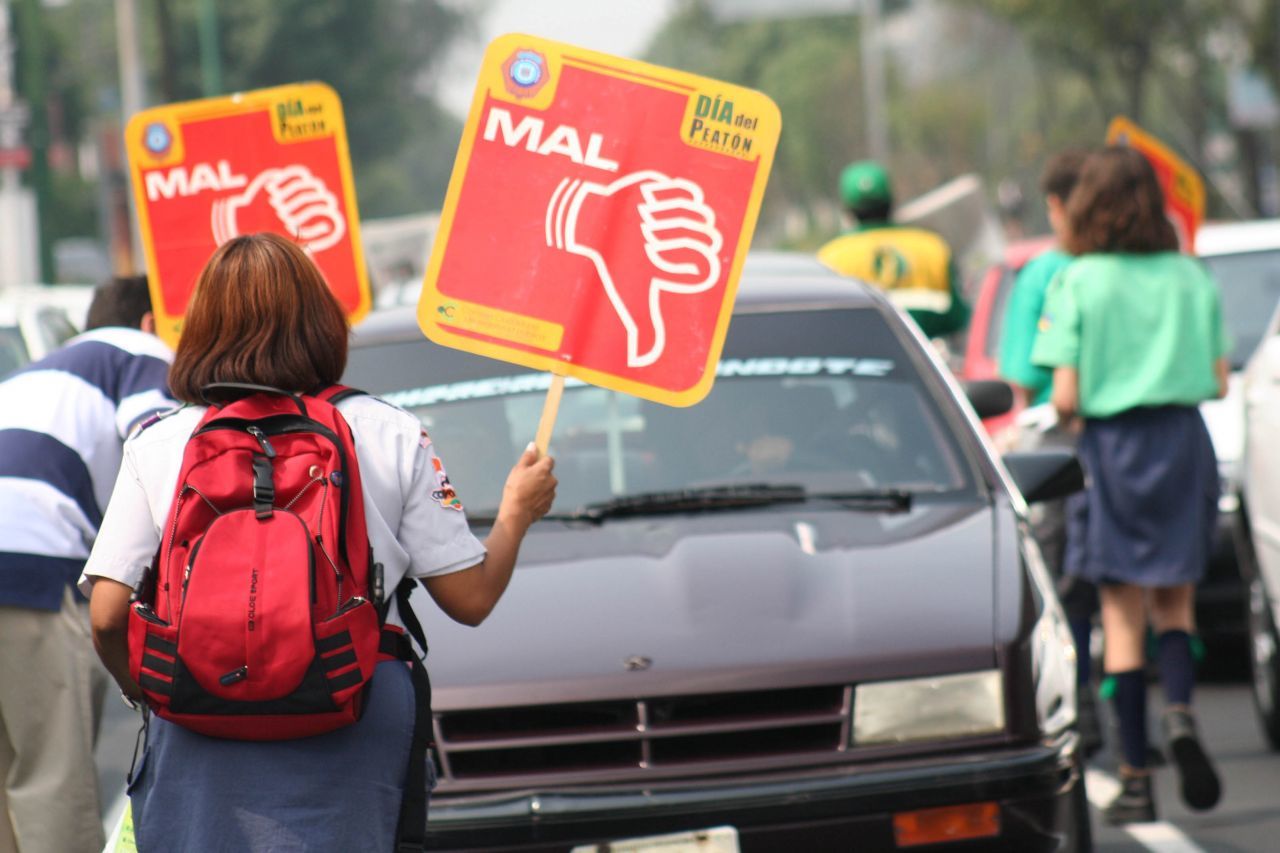 MÉXICO, D.F., 29ABRIL2007.- Boy Scouts mostraron carteles felicitando o reprobando a los conductores que respetan el reglamento de tránsito, durante la celebración del Día del Peatón sobre avenida Insurgentes.