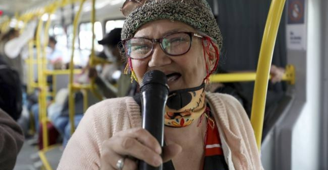 Con mucho flow: Ella es 'Cindy Sin Dientes', la abuelita que rapea en el transporte público