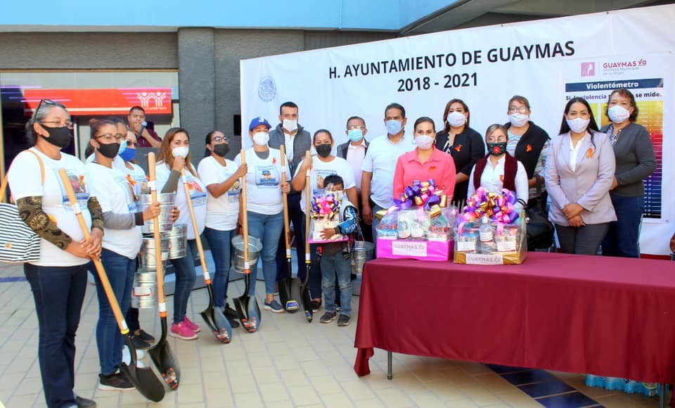 Alcaldesa de Guaymas explica entrega de palas a madres buscadoras