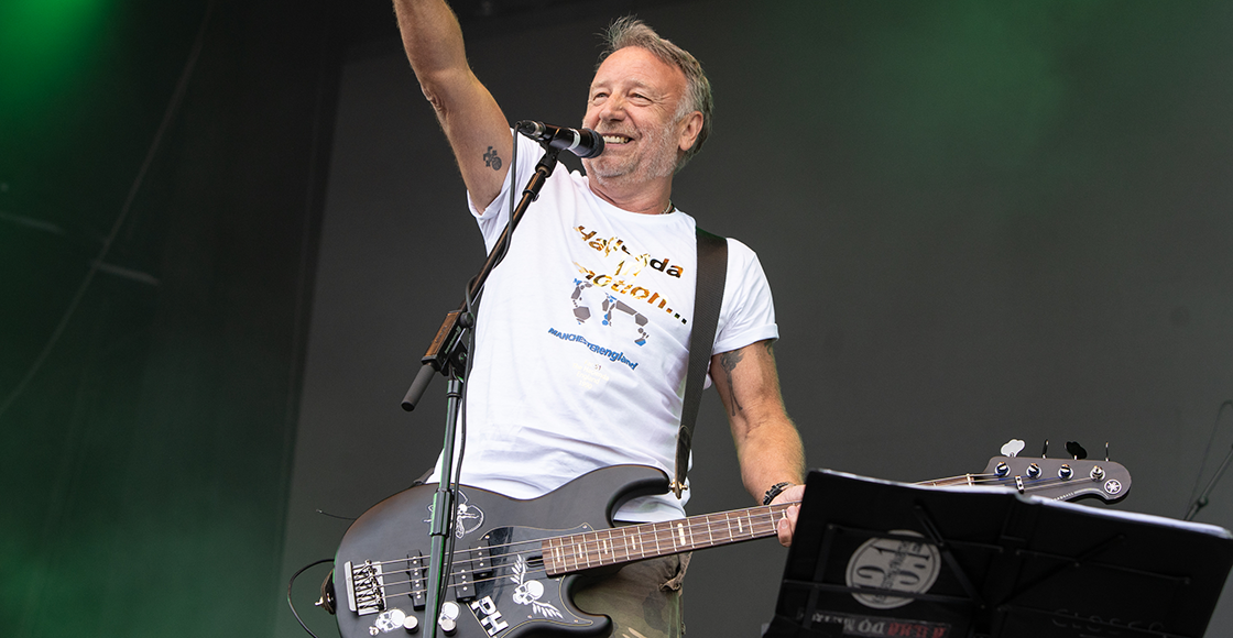 Checa a Peter Hook tocando en vivo "Aries", su colaboración con Gorillaz