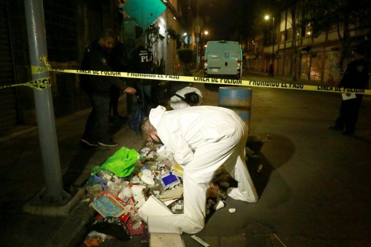 Justo cuando pretendía deshacerse de un cadáver embolsado en calles de la colonia Centro, Un hombre fue detenido al ser descubierto por policías del sector Centro Histórico, al caerse el cadáver de la caja donde lo transportaba, sobre un diablito.