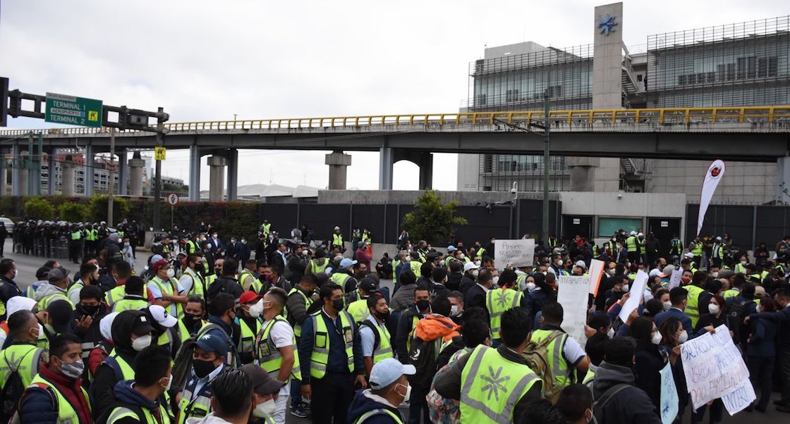 empleados-bloquean-accesos-aeropuerto