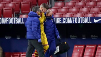 Barcelona confirma esguince de rodilla de Piqué y se pierde la Champions