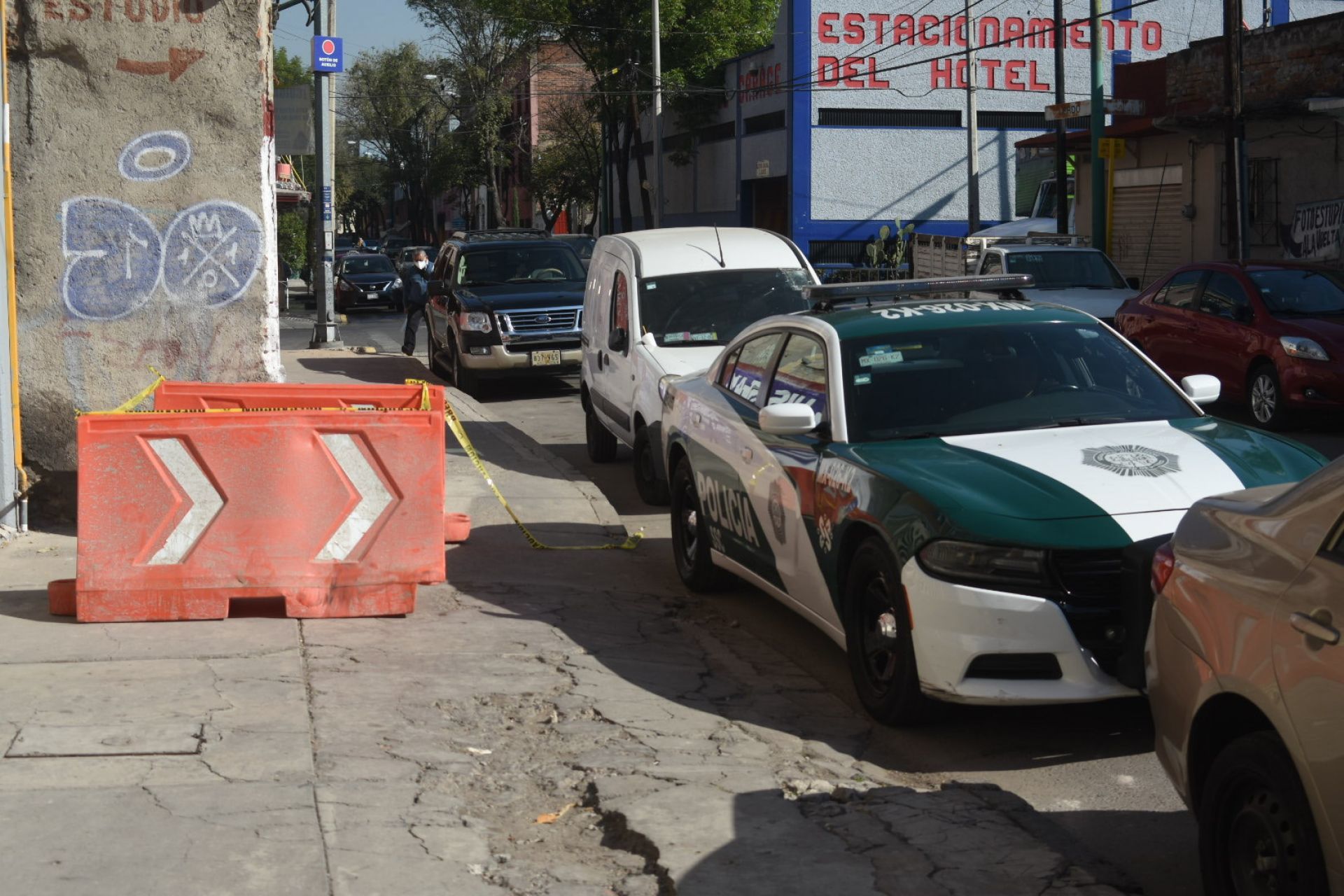 CIUDAD DE MÉXICO, 11NOVIEMBRE2020.- Elementos de la policía capitalina detuvieron, esta madrugada, a un adolescente que se encontraba arrastrando una maleta que portaba un cadáver. El menor aseguró que no sabía el contenido y que le habían prometido dinero por tirarla en un basurero cercano, según datos de los oficiales. Elementos de investigación se encuentran determinando si el suceso tiene relación con el caso similar, en días pasados, donde  los cuerpos de dos menores de 12 y 14 años fueron encontrados dentro de un maleta cerca de una vecindad del centro histórico. El hallazgo se realizó al cruce de las calles Lerdo y Magnolia, en la colonia Guerrero. 