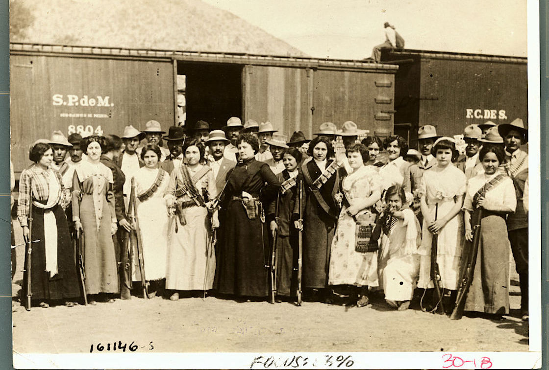 mujeres-revolucion-mexicana-soldados