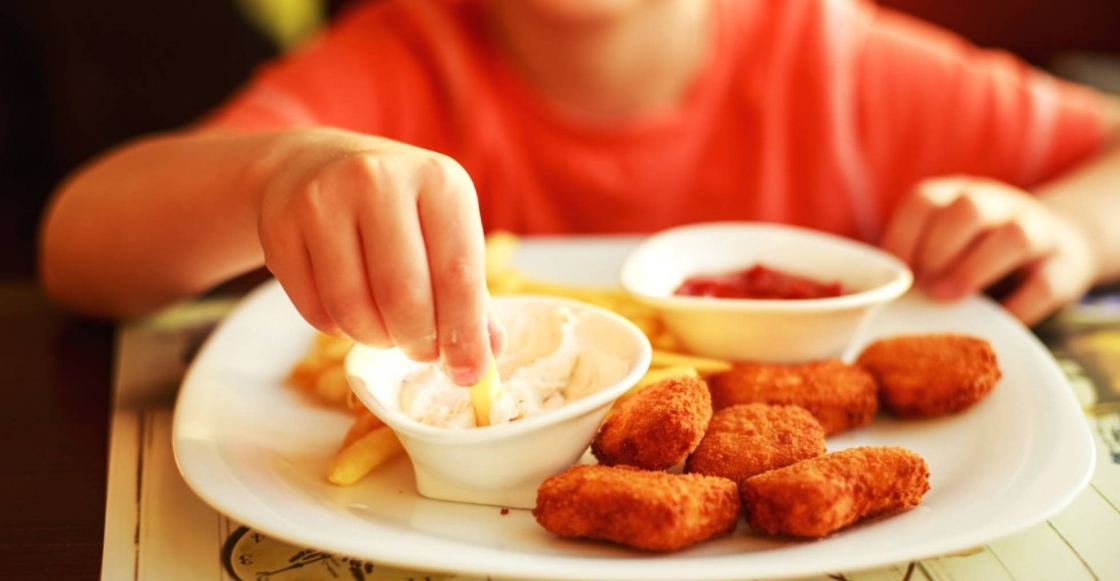 Mamá vegetariana amenaza con demandar a niñera por darle nuggets a sus hijos