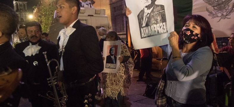 CIUDAD DE MÉXICO 12NOVIEMBRE2020.-Simpatizantes de Andrés Manuel López Obrador, Presidente de México; se congregaron en las afueras de Palacio Nacional, para traerle serenata previo al cumpleaños del primer mandatario.