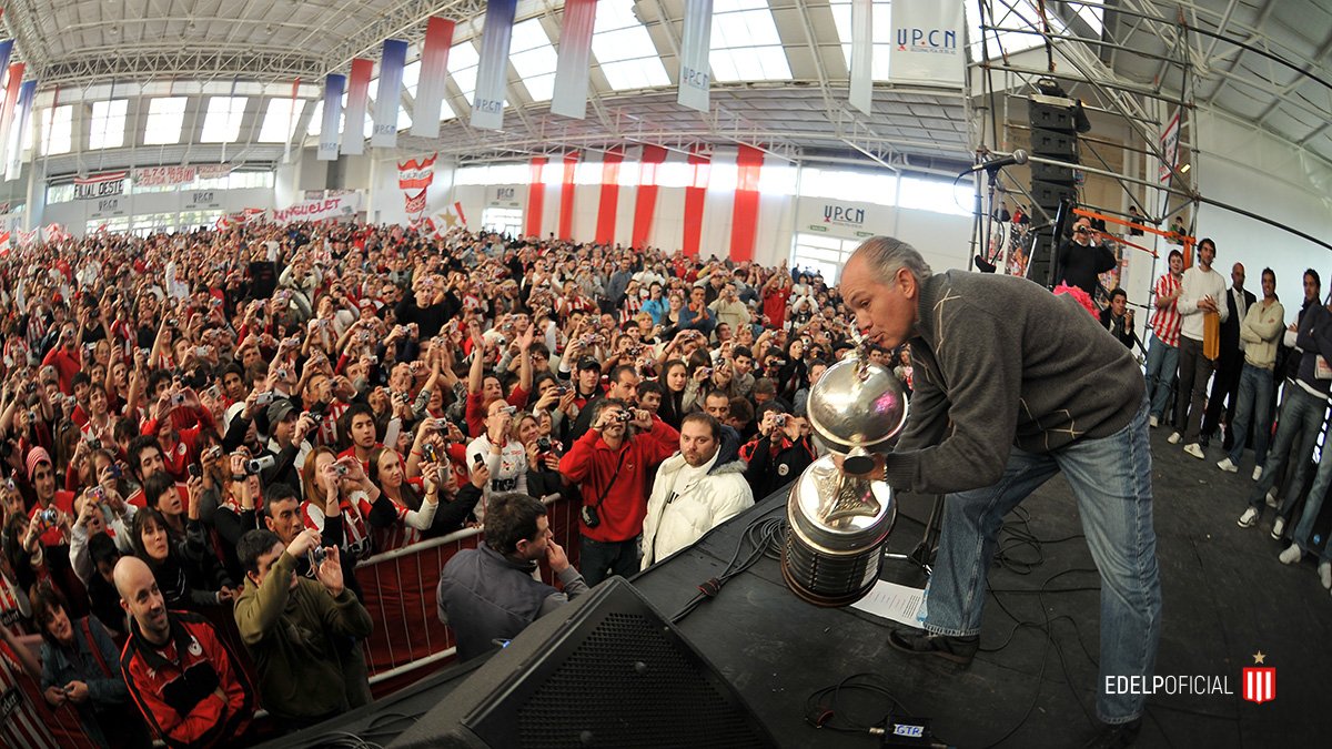 Alejandro Sabella posa con la Copa Libertadoras