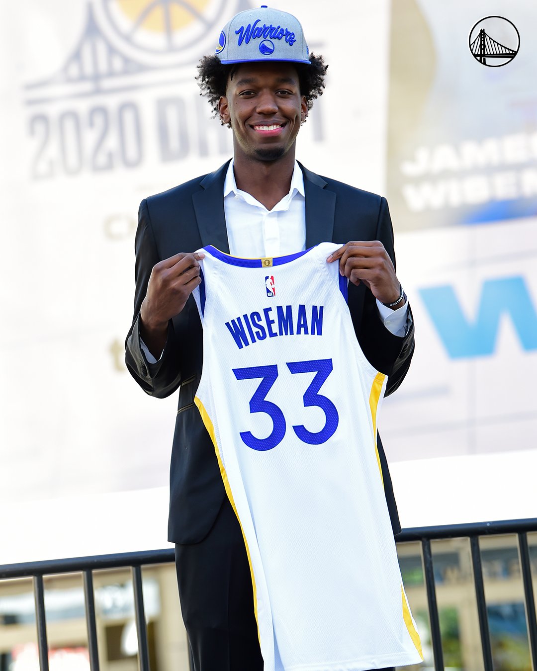 James Wiseman firma con los Warriors