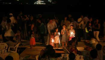 ACAPULCO, GUERRERO, 01ENERO2018.- Miles de familias de residentes y turistas, disfrutaron de una noche mágica, recibiendo el año 2018 con la tradicional gala de pirotecnia que se realizó en las playas de Acapulco. Las personas pudieron disfrutar de este espectáculo, acompañados de sus seres queridos, abarrotando la franja de arena y los establecimientos con vista al mar. FOTO: BERNANDINO HERNÁNDEZ /CUARTOSCURO.COM