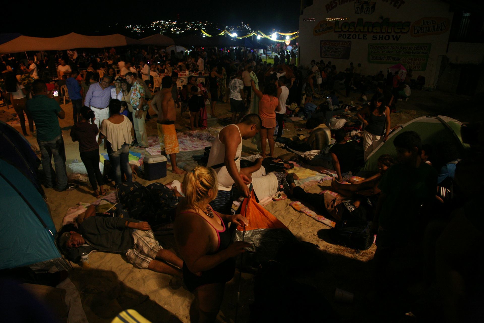 ACAPULCO, GUERRERO, 01ENERO2018.- Miles de familias de residentes y turistas, disfrutaron de una noche mágica, recibiendo el año 2018 con la tradicional gala de pirotecnia que se realizó en las playas de Acapulco. Las personas pudieron disfrutar de este espectáculo, acompañados de sus seres queridos, abarrotando la franja de arena y los establecimientos con vista al mar.