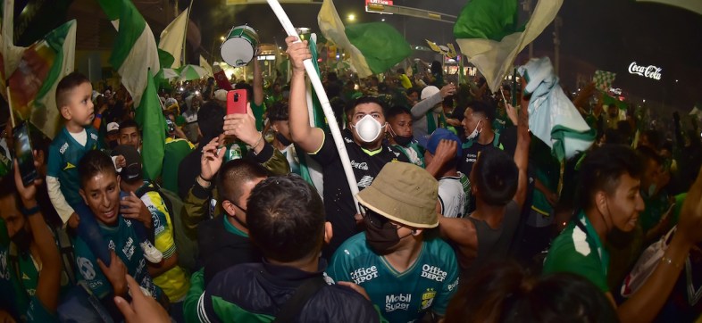 Casi 12 mil casos nuevos en México, pero decenas de aficionados de León se aglomeran a las afueras del Estadio