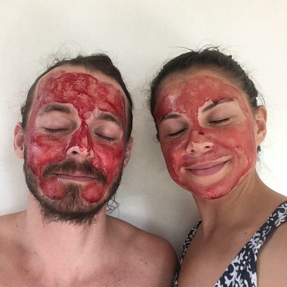 "Nos quedó el cutis suave": Pareja causa polémica en internet por usar mascarilla de menstruación 