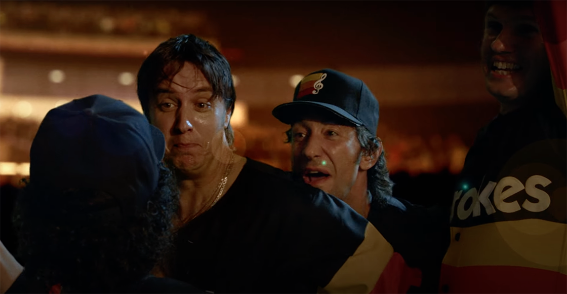 ¡The Strokes juegan béisbol contra robots en el video de "The Adults Are Talking"!