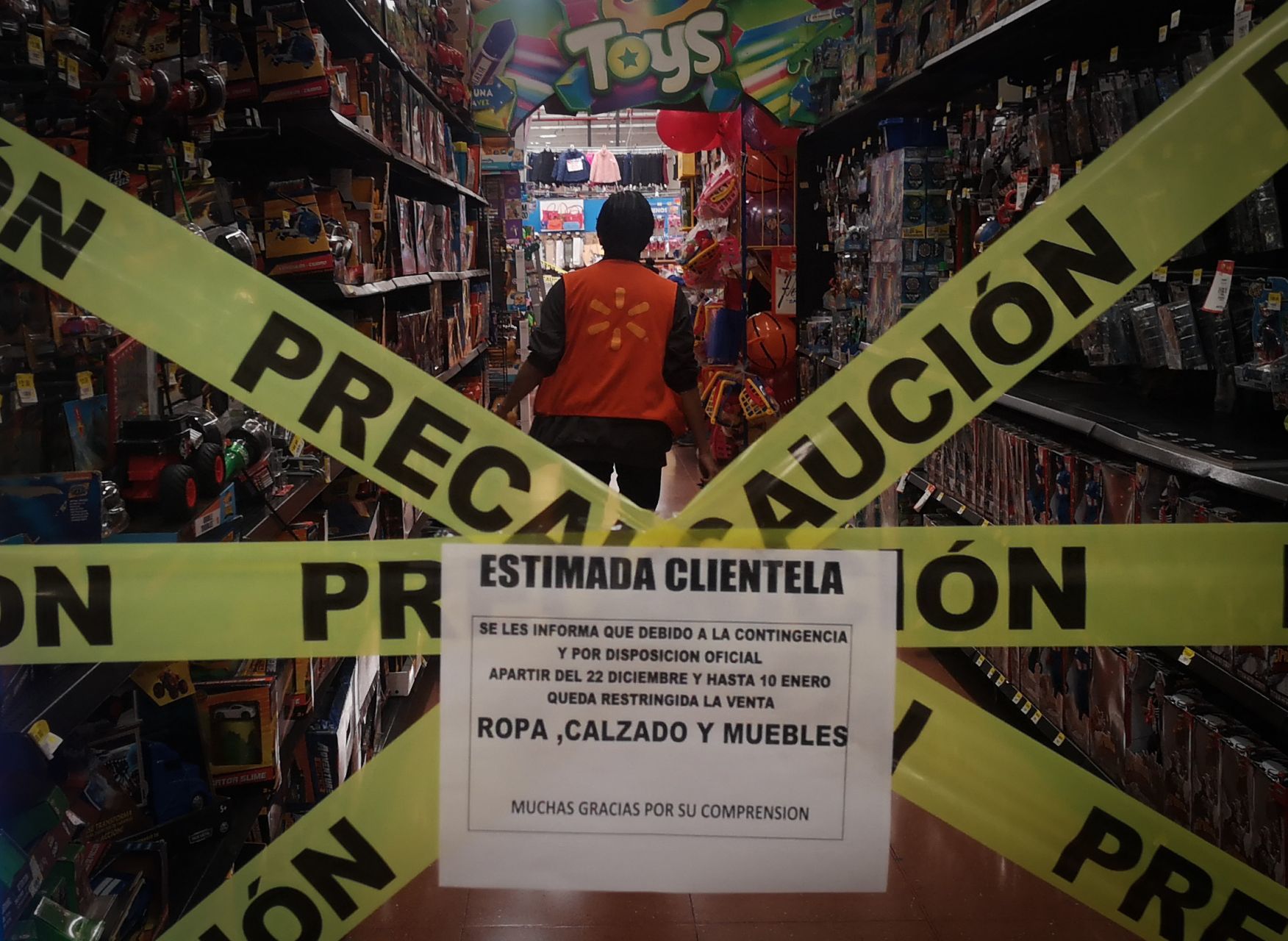 CIUDAD DE MÉXICO, 22DICIEMBRE2020.- Como parte de las medidas de prevención de propagación de Covid-19 durante semáforo rojo, la venta de juguetes, ropa y calzado en la mayoría de establecimientos comerciales se encuentra prohibido con la finalidad de evitar aglomeraciones durante las celebraciones navideñas.   