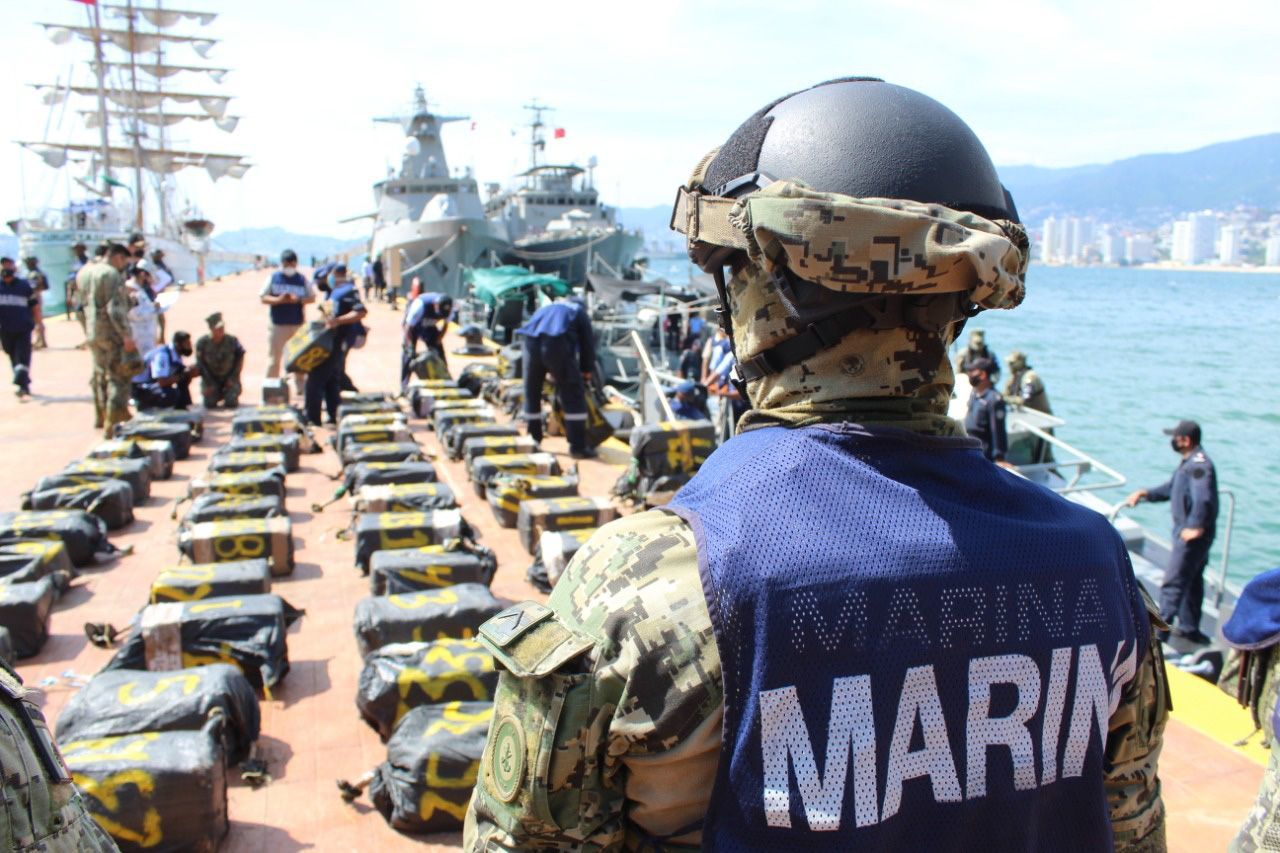 ACAPULCO, GUERRERO, 15OCTIBRE2020.- Elementos de la Secretaría de Marina-Armada de México adscritos a la Octava Región Naval aseguraron el pasado 12 de octubre, 95 bultos con presunto cargamento ilícito en altamar, a 325 millas náuticas (601 kilómetros aproximadamente) al sursureste de este puerto. La localización y recuperación de la carga asegurada, la cual consta de 95 bultos en cuyo contenido se encontraban diversos paquetes con polvo blanco de características similares a la cocaína, se llevó a cabo con el apoyo de diversas unidades aeronavales de ala móvil (helicópteros) y de ala fija (aviones) de alerta temprana, así como unidades de superficie dotados con personal de Infantería de Marina; misma que fue concentrada y trasladada a este puerto por un buque de la Armada de México.