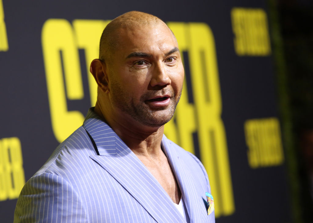 Dave Bautista ofrece recompensa para atrapar a quien escribió ‘Trump’ en un manatí