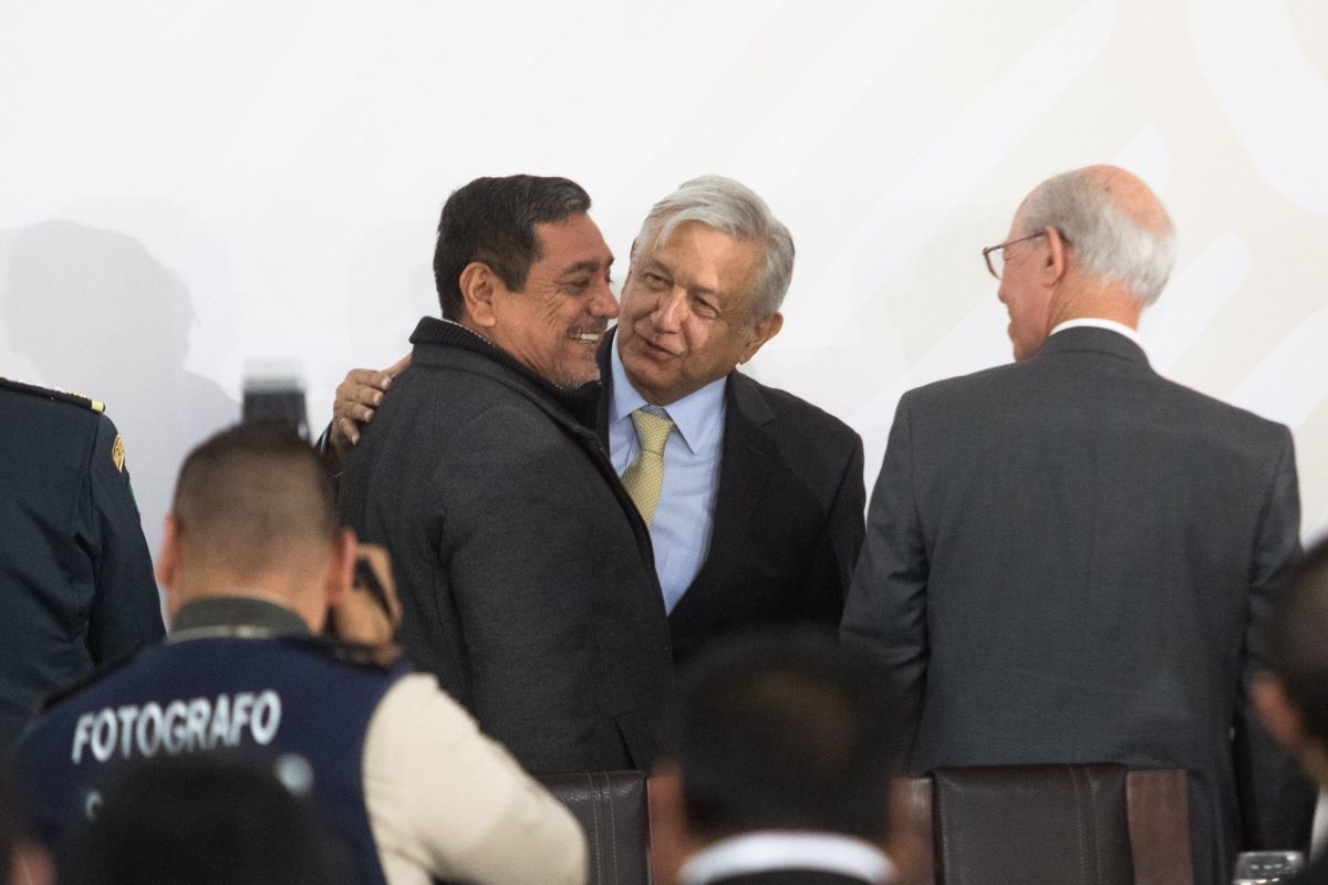 SANTA LUCÍA, ESTADO DE MÉXICO, 10FEBRERO2020.- Andrés Manuel López Obrador, Presidente de México, encabezó el desayuno conmemorativo de la Fuerza Aérea Mexicana, que se celebró en la Base Militar Aérea Santa Lucía. El Jefe del Ejecutivo desayuno con los integrantes de esta división, ademas entregó reconocimientos a elementos destacados. Los acompañaron el General Luis Cresencio Sandoval, secretario de la Defensa, y Manuel de Jesús Hernández González, titular de la Fuerza AéreaMexicana.