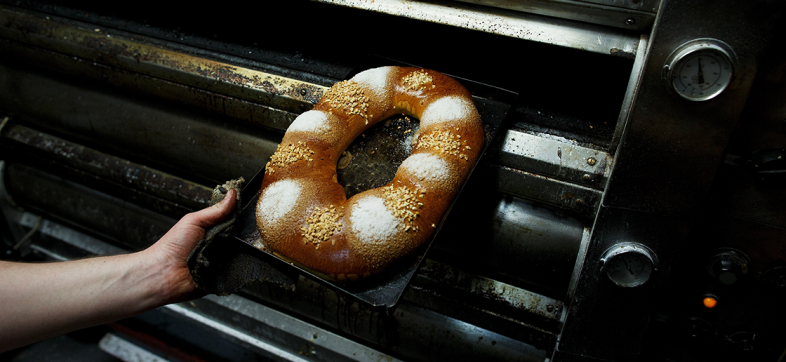 Sin duda, la Rosca de Reyes no puede faltar en nuestras mesas este 6 de enero pero, ¿saben qué significa y representa cada elemento en el pan?