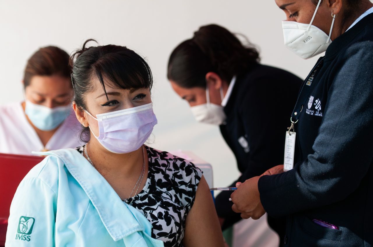 Dice el IMSS que la doctora que acusó gandallismo en vacunas no atiende COVID