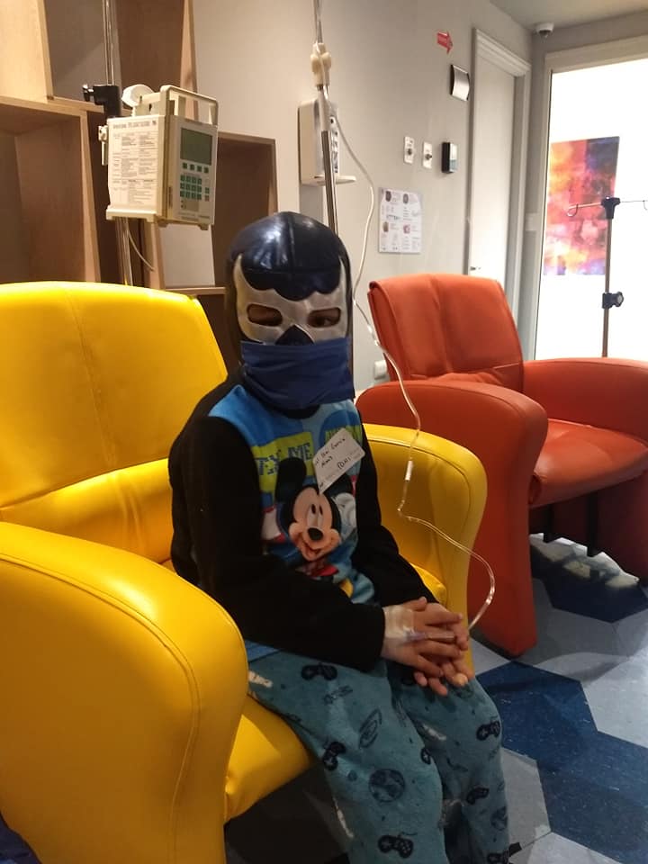 La historia de Samuel, el pequeño que le hace frente a la leucemia con máscara de Blue Demon y otros luchadores