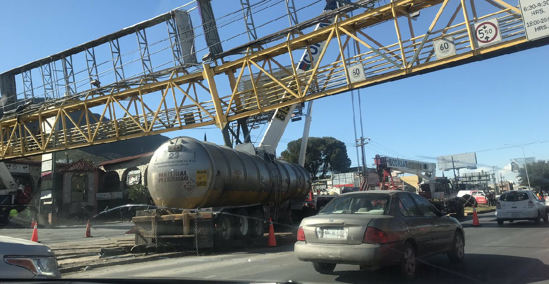 Conductor de tráiler choca en Monterrey por ir transmitiendo en vivo