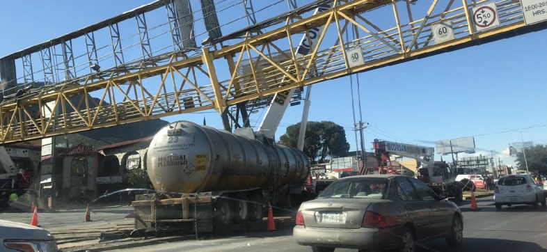 Conductor de tráiler choca en Monterrey por ir transmitiendo en vivo