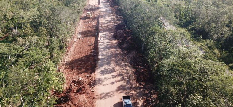 CANCÚN, QUINTANA ROO, 25ENERO2021.- La autopista Cancún-Mérida se ha visto afectada directamente por los primeros trazos del mega proyecto federal “Tren Maya”, obra que pretende detonar la actividad turística y comercial del sureste de México. El costo del peaje de Cancún hasta la caseta de “El Tintal” es de 319 pesos, siendo sólo 80 kilómetros los que separan al destino del primer cobro por un servicio que desde finales del año pasado se redujo a un solo carril, afectando a cientos de automovilistas, camiones de pasaje y de carga que tienen como destino algunas de las ciudades del oriente o la capital yucateca.