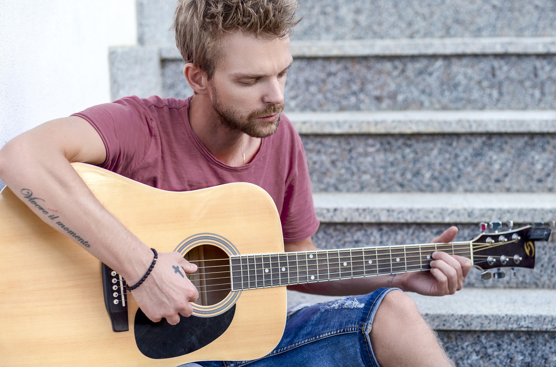 Guitarist. Гриша Горячев гитарист. Человек с гитарой. Мужчина гитарист. Человек с электрогитарой.