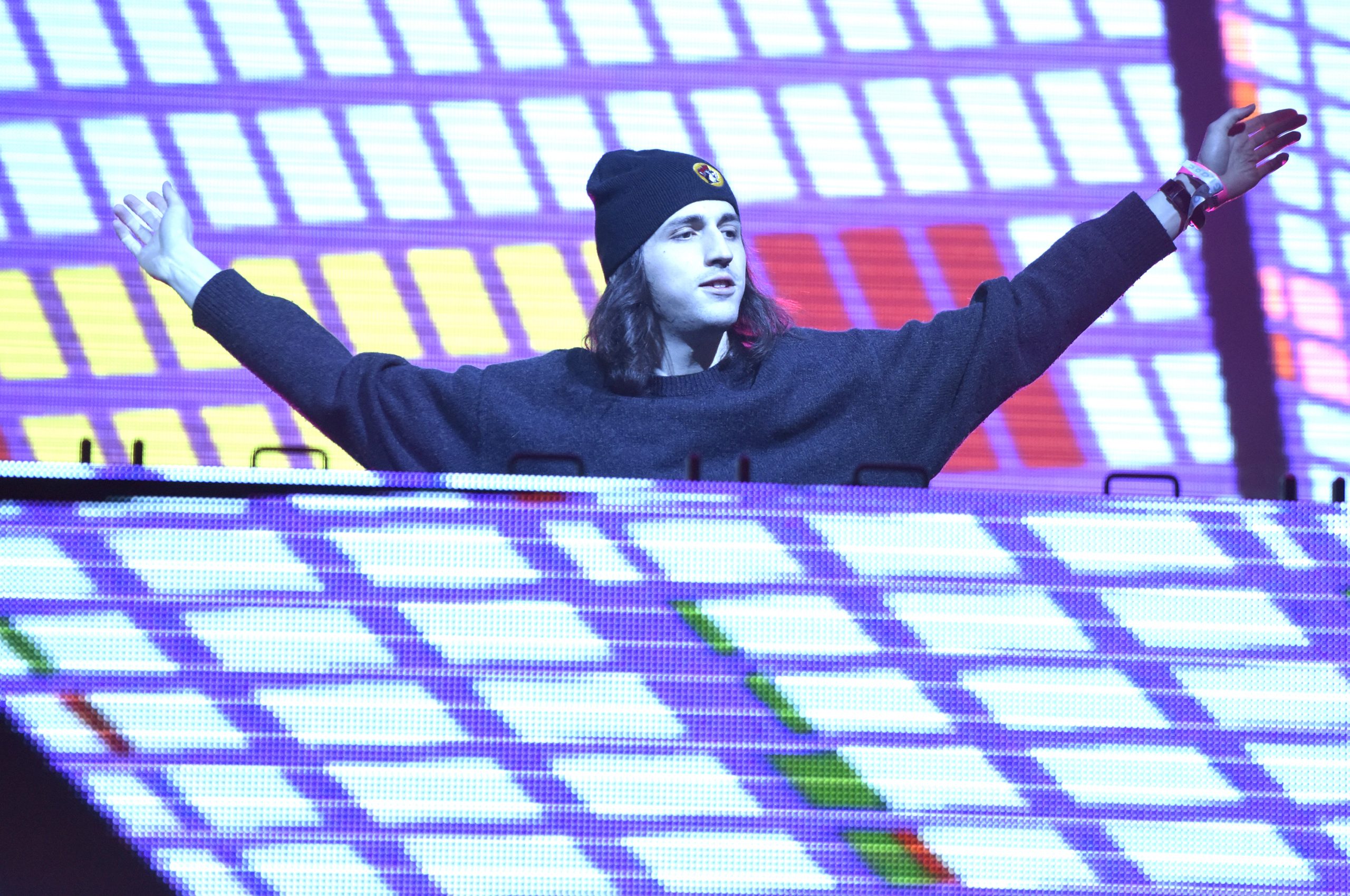 Porter Robinson intenta levantarnos el ánimo con el video de "Look At The Sky"