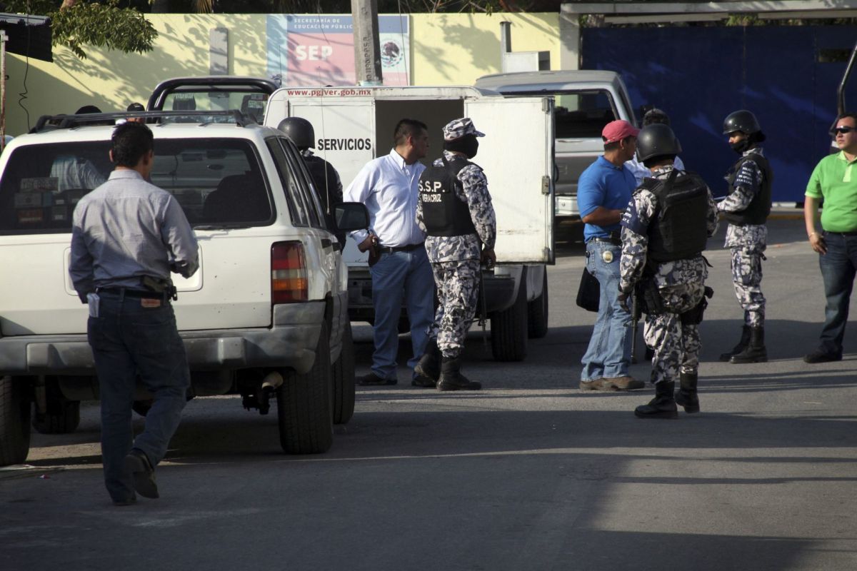 VERACRUZ, VERACRUZ., 10FEBRERO2012.- Un profesor de secundaria fue acribillado frente a las instalaciones del CBTIS 124 en este puerto, ante la mirada de catedráticos y alumnos, los cuales pidieron el apoyo de las fuerzas estatales y federales. En las últimas semanas la violencia en la entidad se ha recrudecido considerablemente.