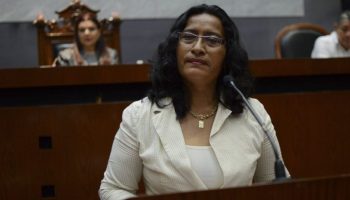 CHILPANCINGO, GUERRERO, 30SEPTIEMBRE2014.- Los diputados sesionaron bajo el resguardo de de policías estatales, el día de ayer normalistas de Ayotzinapa rompieron los vidrios del Congreso, la diputada perredista Abelina Lopez Rodríguez señalo que el presidente municipal de Iguala debe pedir licencia no por 10 0 30 días, debe pedir licencia hasta que termine el proceso de investigación.