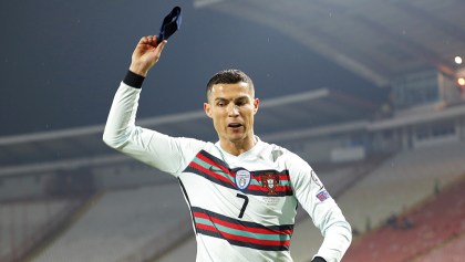 El brazalete que aventó Cristiano Ronaldo será subastado para ayudar a un bebé serbio