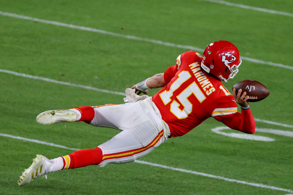 Patrick Mahomes pase durante el Super Bowl