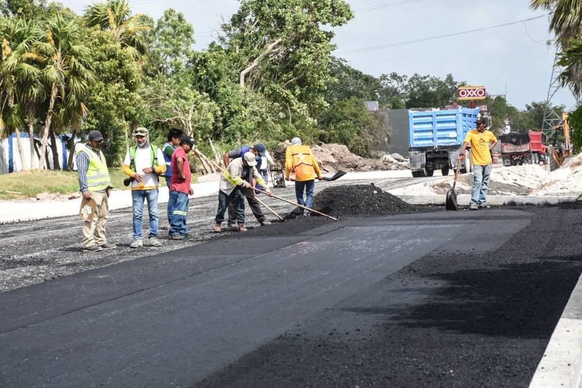 PUERTO MORELOS, QUINTANA ROO 06FEBRERO2021.- Las obras complementarias del Tren Maya en Puerto Morelos, que consisten en la modernización de la avenida Zetina Gasca para conformar un bulevar de entrada a la zona urbana de este municipio, a 20 minutos de Cancún. La inversión es de 123 millones de pesos y es parte del ordenamiento urbano que vendrá acompañado de la vía férrea. Las obras abarcan la avenida Joaquín Zetina Gasca, desde su intersección con la carretera federal, a la altura de Crococun y hasta la entrada a la Ruta de los Cenotes, mismos que se dividirán en cinco tramos; incluyen pavimentación de la terracería, camellones y banquetas de 2.5 metros, introducción de drenaje, pozos de absorción y tubería de agua potable, rescate de flora y fauna y reencarpetamiento en las zonas ya pavimentadas, entre otros trabajos durarán 4.5 meses.