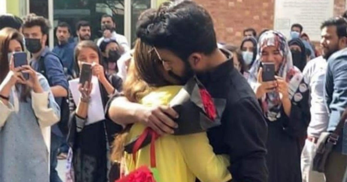 F nivel: Alumna le pide matrimonio a su novio en la universidad y los expulsan 