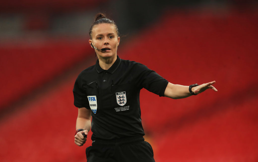 ¿Quién es Rebecca Welch, la primera árbitra en la EFL Championship?