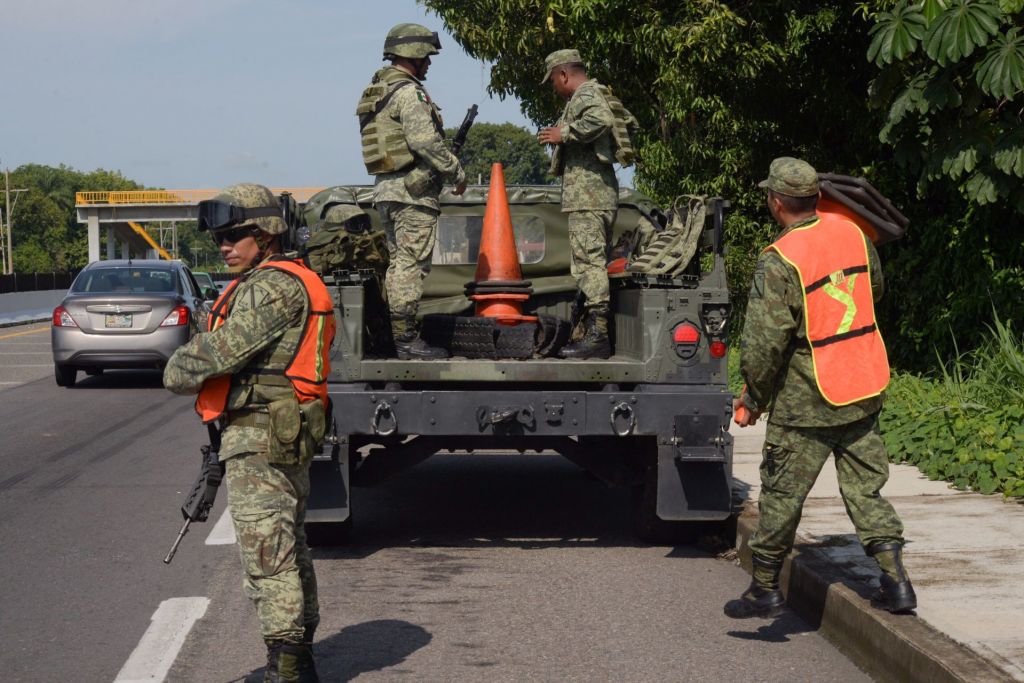 TAPACHULA, CHIAPAS, 08JUNIO2019.- Los retenes del Instituto Nacional de Migración continúan en las entradas y salidas del municipio, resguardados por elementos del ejército, marina y policía federal. Detienen autobuses, transporte público y autos con placas de Guatemala. Algunos elementos del ejercito mantienen un retén antes de llegar al Puente El Manguito, y reducen la carretera a un carril.