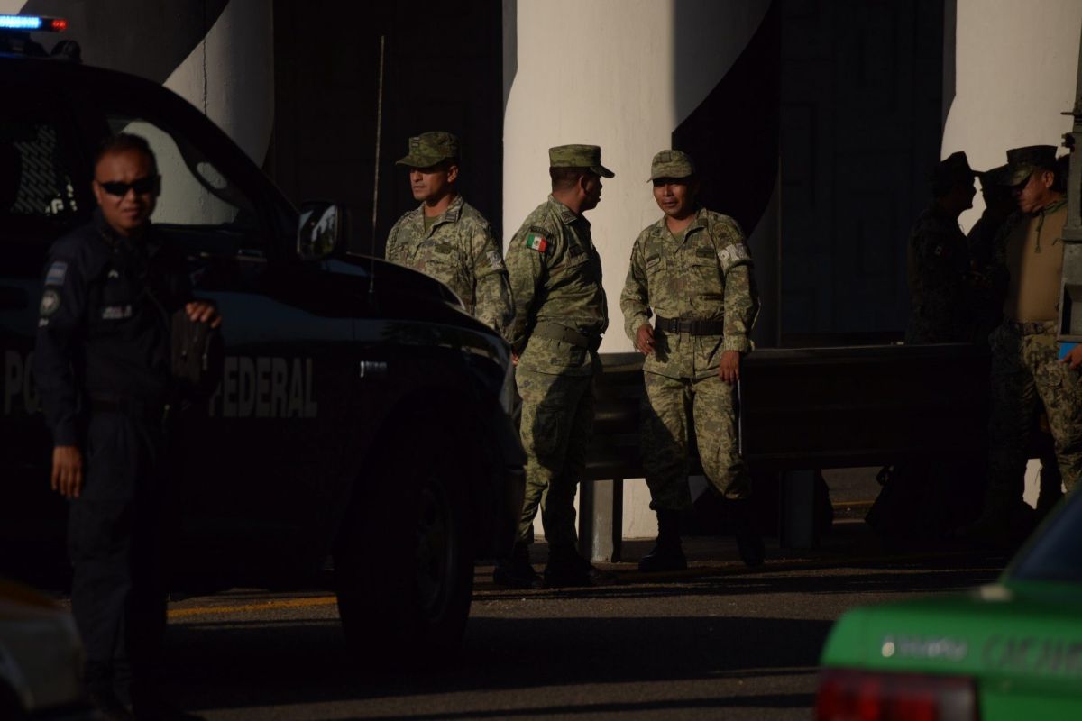 TAPACHULA, CHIAPAS, 07JUNIO2019.- Después de que elementos de la policia Federal y agentes migratorios detuvieran a la caravana migrante, un despliegue de tropas militares se observa por la carretera Internacional tramo Ciudad Hidalgo -Tapachula, resguardando el trabajo que realizan los agentes migratorios en busca de migrantes abordo de transportes públicos.FOTO: ISABEL MATEOS /CUARTOSCURO.COM