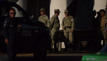 TAPACHULA, CHIAPAS, 07JUNIO2019.- Después de que elementos de la policia Federal y agentes migratorios detuvieran a la caravana migrante, un despliegue de tropas militares se observa por la carretera Internacional tramo Ciudad Hidalgo -Tapachula, resguardando el trabajo que realizan los agentes migratorios en busca de migrantes abordo de transportes públicos.FOTO: ISABEL MATEOS /CUARTOSCURO.COM