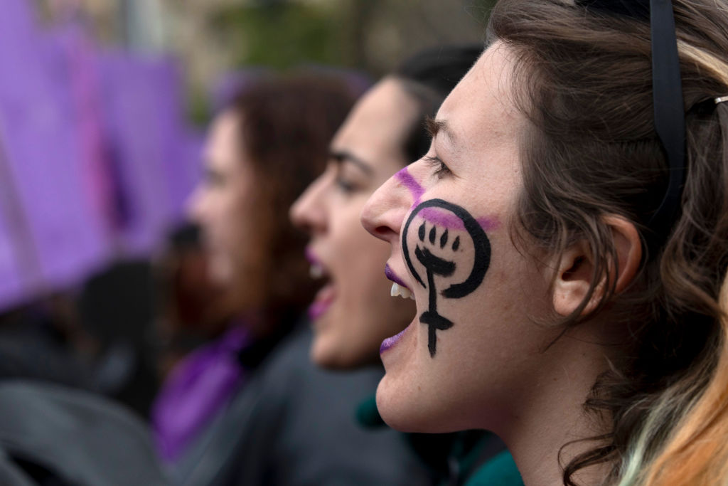 Gobierno de Madrid prohíbe las protestas del 8M por el coronavirus