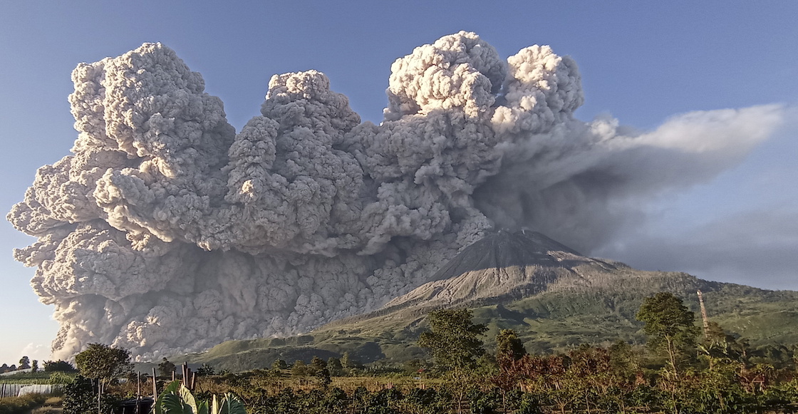 indonesia-volcan-columna