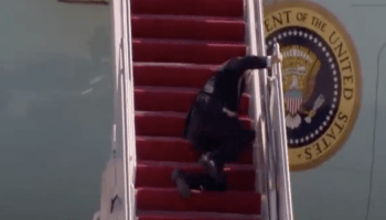 joe-biden-cae-escaleras