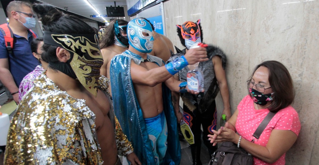 luchadores-metro-desinfectando