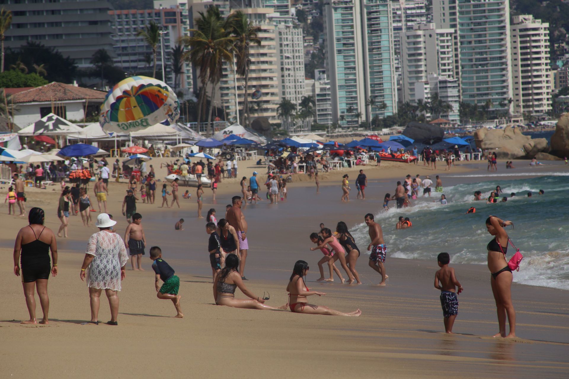 ¿Y el Covid? Turistas llenan varias playas de México durante el puente